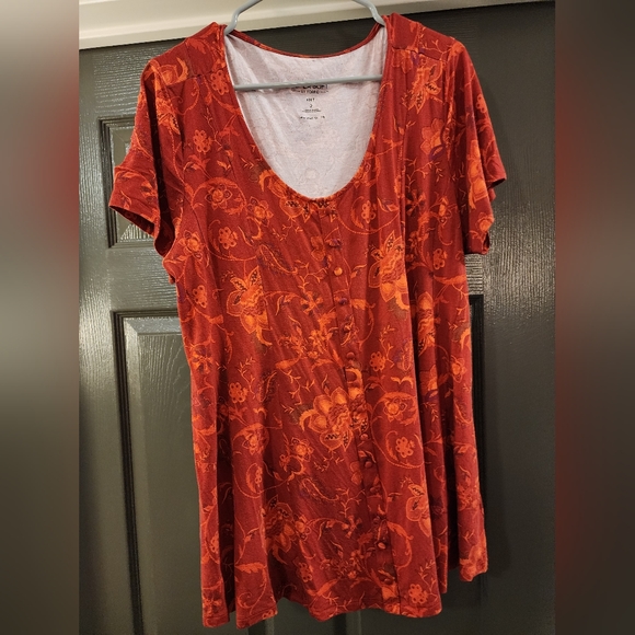 Torrid Plus Size 2 - Super Soft Button-front Seamed Top in Red - Picture 2 of 10